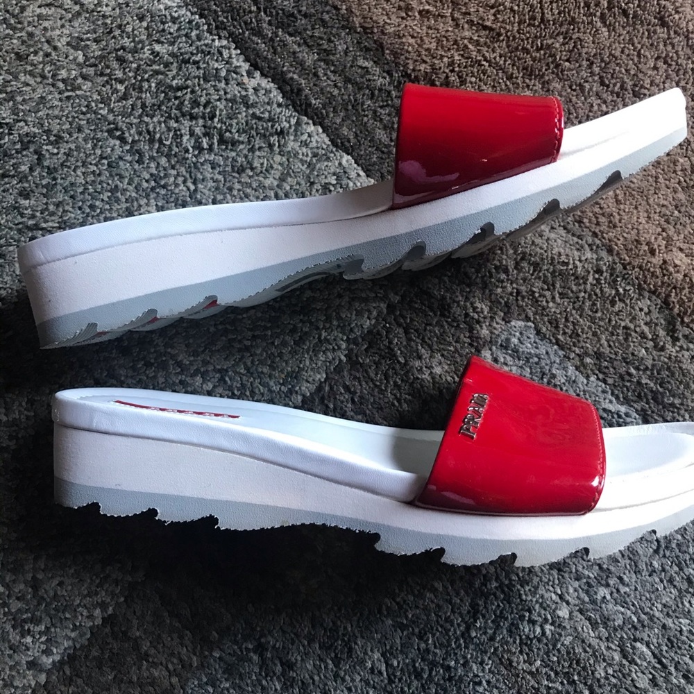 Prada - Picture 3 of 5